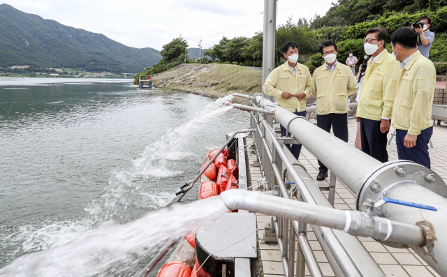 박형준 부산시장이 11일 오전 경남 김해시 매리취수장에서 녹조 발생 현장을 확인하고 있다. 김종진 기자 kjj1761@