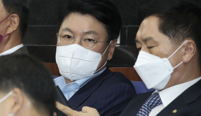 국민의힘 장제원 의원이 지난 1일 오후 국회에서 열린 의원총회에 참석해 있다. 연합뉴스