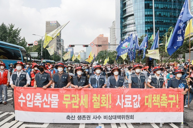 11일 서울역 12번출구에서 열린 '축산 생존권 사수 총궐기대회'에 전국한우협회, 대한한돈협회, 대한양계협회 등 9개 축산 생산자 단체 농가들이 모여 정부의 수입 축산물 무관세 철회 및 사룟값 안정대책 마련을 촉구했다. 한우협회 제공