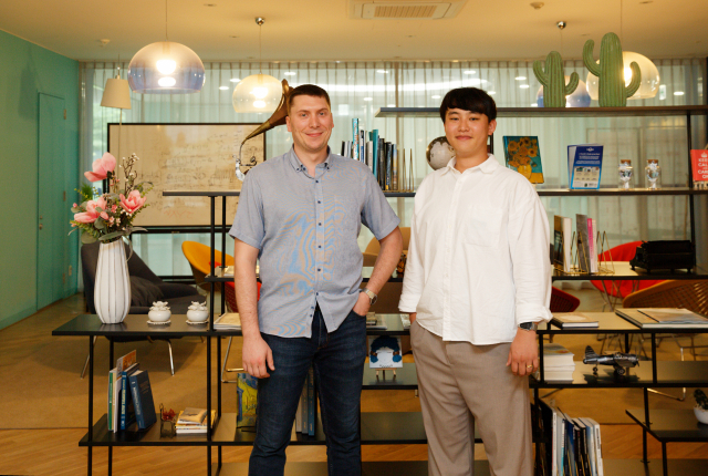 [연구진사진] 보리스 연구원(왼쪽)과 변만희 연구원 UNIST 제공