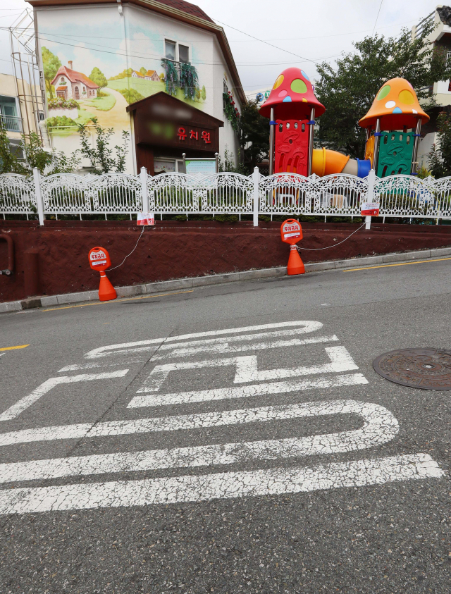 지난달 12일 인명 사고가 난 부산 부산진구 한 어린이집 앞 통학버스 승하차 지점. 부산일보DB