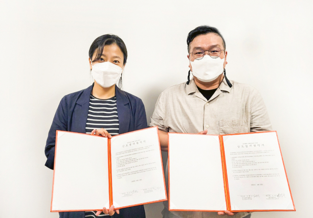 와이즈유 영산대 드론공간정보공학과와 동의과학대 공간정보지적과가 최근 상호협약을 체결하고 기념촬영을 하고 있다.