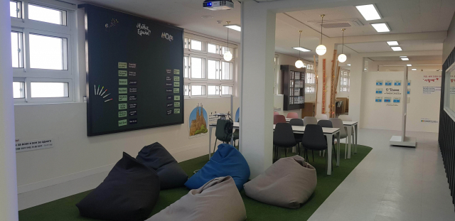 2020년 11월 부산 영도구 옛 동삼중학교 내 교실 7개 규모로 조성된 (서부)부산글로벌외국어교육센터 내부. 이 센터는 취약계층 학생들을 위한 방과후학교와 영어캠프 등을 운영하고 있다. 부산시교육청 제공