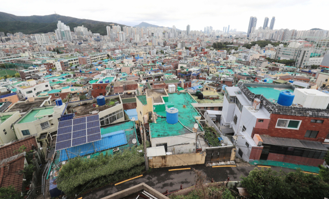 최근 법원의 결정으로 포스코건설이 남구 대연8재개발구역의 시공사로 법적 지위를 얻게 됐다. 대연8구역 전경. 부산일보DB