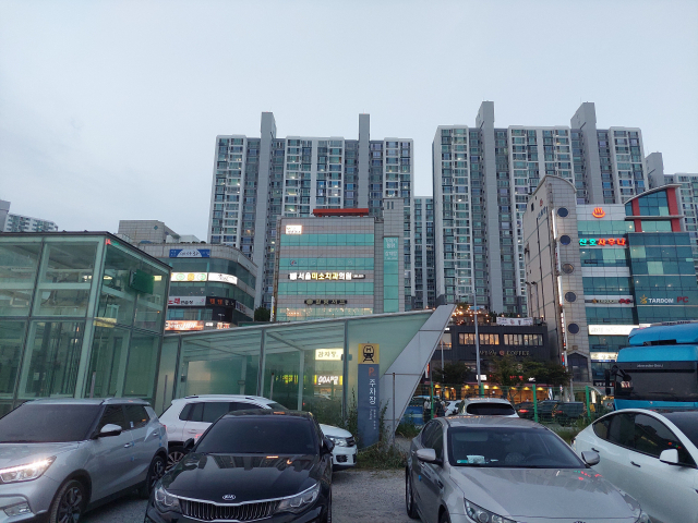 차량으로 붐비는 다대포해수욕장 지상 주차장과 바로 뒤편 부산교통공사가 조성한 지하 주차장 시설. 지하로 향하는 입구(오른쪽)가 막혀 있다.