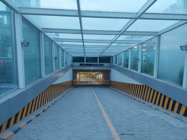 차량으로 붐비는 다대포해수욕장 지상 주차장과 바로 뒤편 부산교통공사가 조성한 지하 주차장 시설. 지하로 향하는 입구(오른쪽)가 막혀 있다.