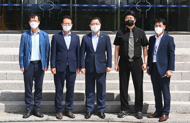 박일준 산업통상자원부 2차관이 16일 충남 아산시 소재 전기안전교육원을 방문해 관계자들과 기념 촬영하고 있다. 왼쪽부터 전종성 전기안전공사 부사장, 박지현 전기안전공사 사장, 박일준 차관, 최재영 에너지안전과 사무관, 김성주 전기안전교육원장. 산업부 제공