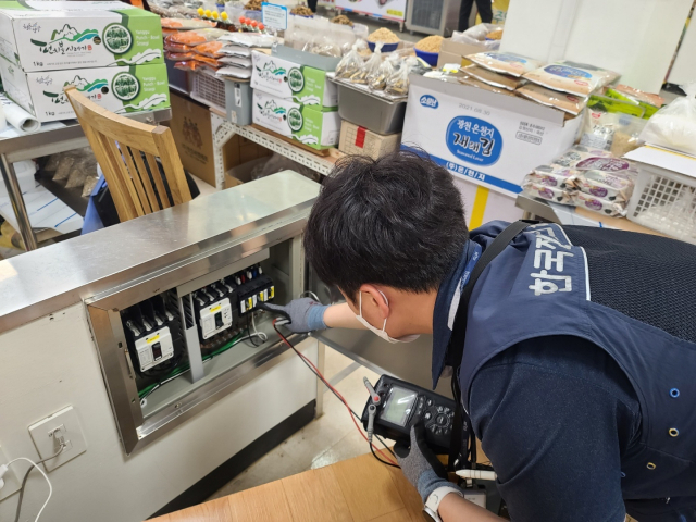 한국전기안전공사 직원이 전기안전점검을 하고 있다. 전기안전공사 제공