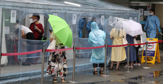 부산진구보건소 임시선별검사소를 찾은 시민들이 코로나19 검사를 받기 위해 줄을 서 있다. 강선배 기자 ksun@
