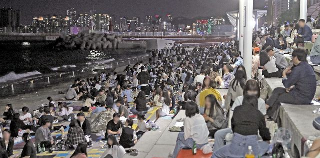 여름철이면 관광객과 시민들로 붐비는 부산 수영구 민락수변공원. 부산일보DB