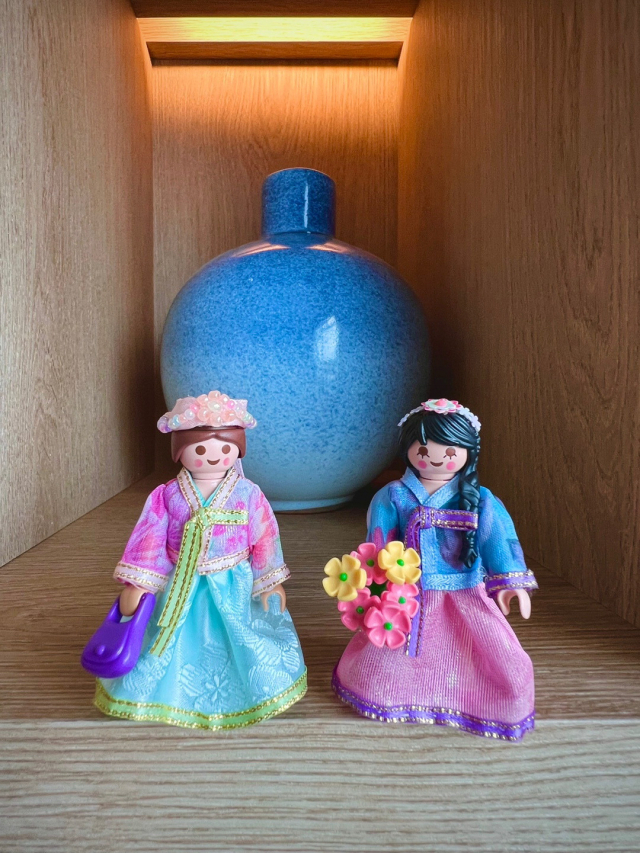 송 씨가 직접 만든 한복을 입은 플레이모빌.