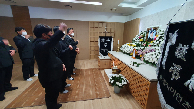 상주를 자청한 롯데 팬들은 고인의 염원에 따라 롯데 승리를 응원하는 파이팅을 외쳤다.