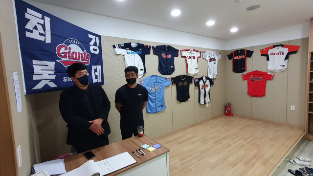 빈소 입구에는 ‘최강 롯데’라고 쓰인 깃발과 유니폼이 배치됐다.