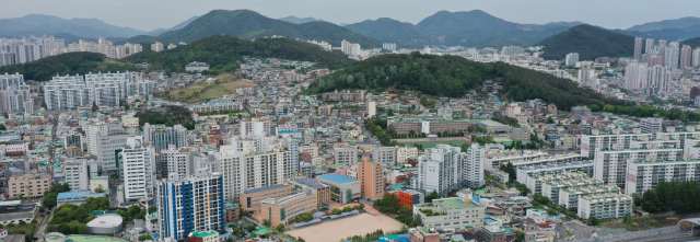 정부가 생애 최초 주택 구입 때 LTV 80%를 적용한다고 발표했지만, 현장에서는 지역마다 적용 LTV가 달라 ‘지역 차별’이라는 지적이 제기된다. 부산 동래구 일대 도심. 부산일보DB