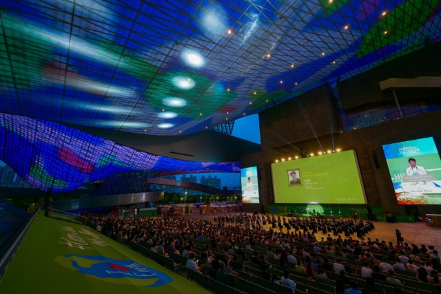 부산 영화의전당 야외극장에서 지난 11일 열린 '제1회 하나뿐인 지구 영상제' 개막식. (사)자연의권리찾기 제공