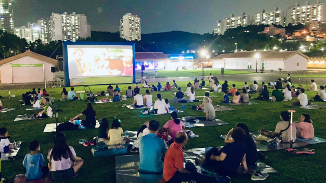 지난 12일부터 사흘 동안 부산시민공원 다솜광장에서 진행된 야외상영 행사. (사)자연의권리찾기 제공