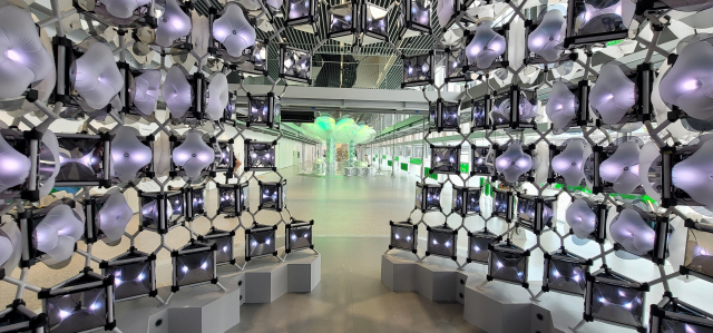 모듈형 로봇 유닛 '에어리'로 만들어진 '인해비팅 에어' 내부에서 전시장을 바라본 모습. 쉘터 내부가 생각보다 편안한 느낌을 준다. 오금아 기자