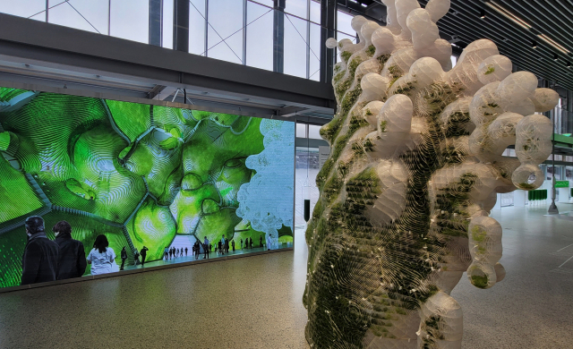 에콜로직 스튜디오의 '호루투스 XL 아스타잔틴.g'(오른쪽)과 이 작품을 야외에서 대형으로 제작했을 때의 모습을 함께 감상할 수 있다. 오금아 기자