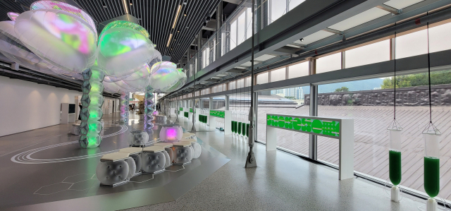 이동형 공공공간 쉼터를 구현한 '에어 오브 블룸'. 오른쪽 창가 쪽에는 녹조류 알게가 광합성하는 모습을 볼 수 있는 '포토신세티카 워크'가 전시되어 있다. 오금아 기자