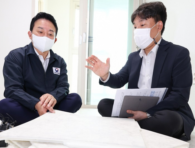 원희룡 국토교통부 장관은 18일 서울 망우동에 있는 임대주택 단지를 찾아 층간소음 간담회를 개최하고 층간소음으로 불편을 겪은 입주민과 현장의 목소리를 들었다. 국토부 제공