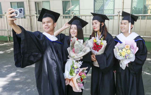 2021학년도 고신대 후기 학위수여식이 18일 부산 영도캠퍼스에서 열려 외국인 졸업생들이 기념사진을 찍고 있다.