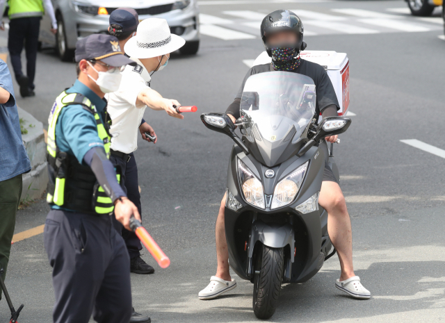 부산시 자치경찰위원회와 부산경찰청은 18일 서면교차로 일대에서 교통안전공단, 구청 등 합동으로 교통사고 예방을 위한 이륜차(오토바이) 합동단속을 벌였다. 정대현 기자 jhyun@