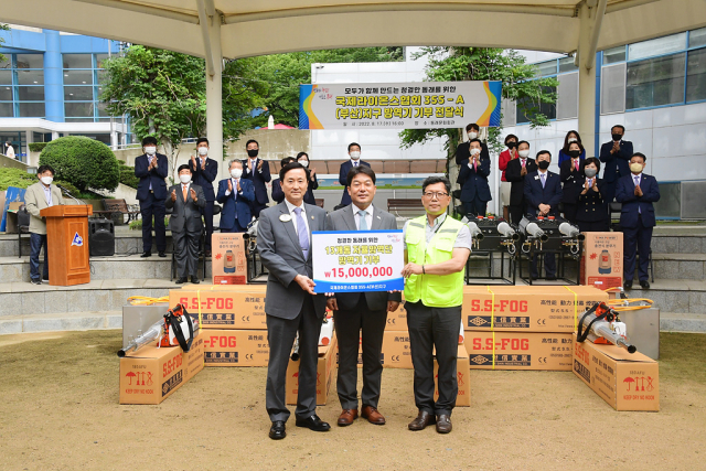 국제라이온스협회 355-A(부산)지구(총재 전기도)는 17일 동래문화회관에서 동래구청(구청장 장준용) 관내 13개 주민자율방역단에 1500만 원 상당의 차량용·휴대용 방역기 26대를 기부했다.