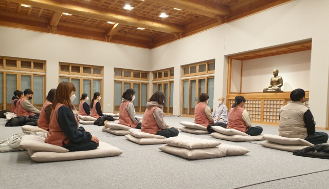 경남 합천 해인사에서 템플스테이 참가자들이 명상 수행을 하고 있다. 해인사는 다음 달부터 4개월간 템플스테이를 포함한 ‘국민 힐링 프로젝트’를 진행한다. 해인사 제공