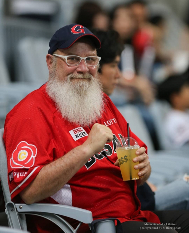'영원한 롯데 자이언츠 팬' 캐리 마허 전 영산대 교수가 16일 별세했다. 부산일보DB