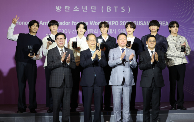 박형준 부산시장이 방탄소년단(BTS) 대체복무제 적용을 대통령에게 건의했다. 지난달 19일 서울 용산구 ㈜하이브에서 한덕수 국무총리가 BTS에게 부산엑스포 홍보대사 위촉장을 수여한 뒤 참석자들과 기념촬영을 하고 있다. 연합뉴스
