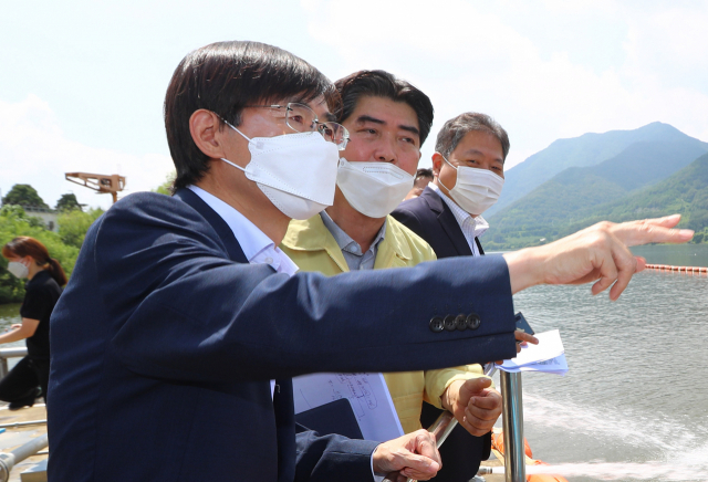 국민의힘 조경태 부산시당위원장이 18일 부산의 식수원인 경남 양산 물금취수장에서 관계자에게 녹조 대응 방안 등을 묻고 있다. 정종회 기자 jjh@