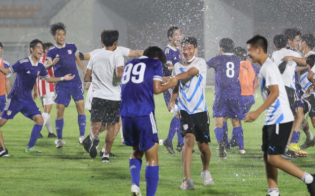 국내 중학축구 최강자를 가리는 제59회 청룡기 전국중학교축구대회가 부산 SAHA FC U15의 우승을 막을 내렸다. 17일 경남 고성종합운동장에서 열린 결승에서 울산 학성중 U15를 3-2로 꺾고 우승한 SAHA FC 선수들이 경기가 끝나자 환호하고 있다. 이재찬 기자 chan@