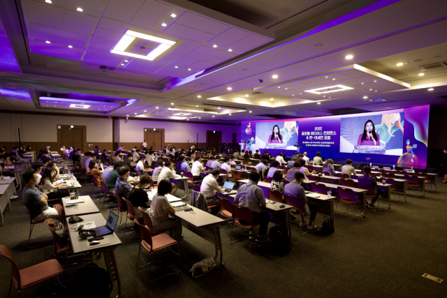 18~19일 부산 벡스코에서 ‘2022 글로벌 메타버스 컨퍼런스 ＆ 한·아세안 포럼’이 열린다. 행사 사회자가 글로벌 메타버스 컨퍼런스를 진행하는 모습. 부산정보산업진흥원 제공