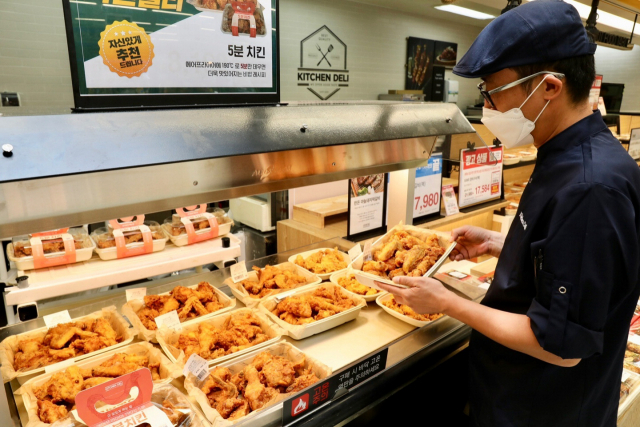 이마트가 한 마리 5980원의 최저가 후라이드 치킨을 출시했다. 이마트 제공