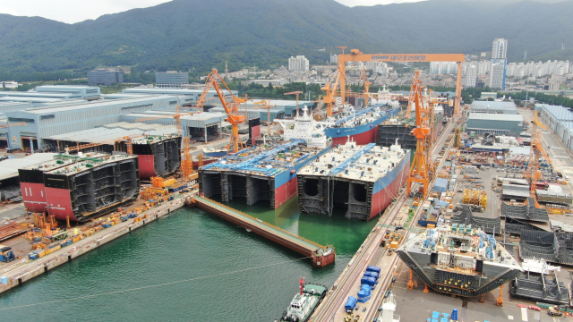 올 상반기 조선 등 부울경 주요 상장사들이 대규모 적자를 기록하며 주춤했다. 대우조선해양 옥포조선소에서 30만t급 초대형원유운반선 진수 작업이 진행되고 있다. 부산일보DB