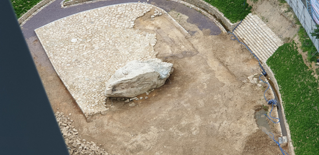 세계 최대 규모로 추정되는 경남 김해시 구산동 지석묘(고인돌·경남도기념물)가 이미 수개월 전에 중장비를 동원해 바닥의 박석(얇고 넓적한 돌)을 걷어낸 정황이 확인됐다. 11일 연합뉴스가 입수한 지난 4월 당시 구산동 지석묘 부근 사진을 보면 김해시가 추진하는 정비 공사 과정에서 묘역에 있던 박석을 이미 모두 걷어낸 상태였던 것으로 파악됐다. 사진은 이날 촬영된 김해 구산동 지석묘 부지 모습. 연합뉴스