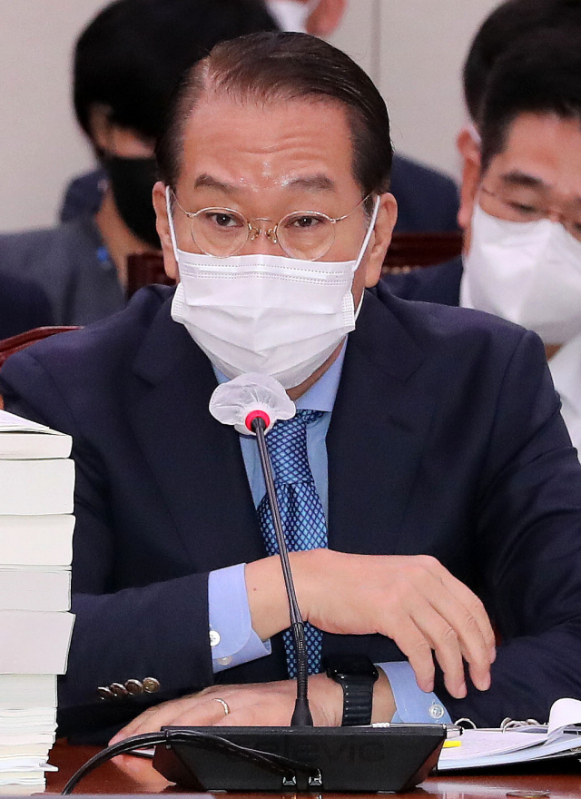 권영세 통일부 장관이 18일 국회에서 열린 외교통일위원회 전체회의에 참석해 의원들의 질의에 답하고 있다. 김종호 기자 kimjh@