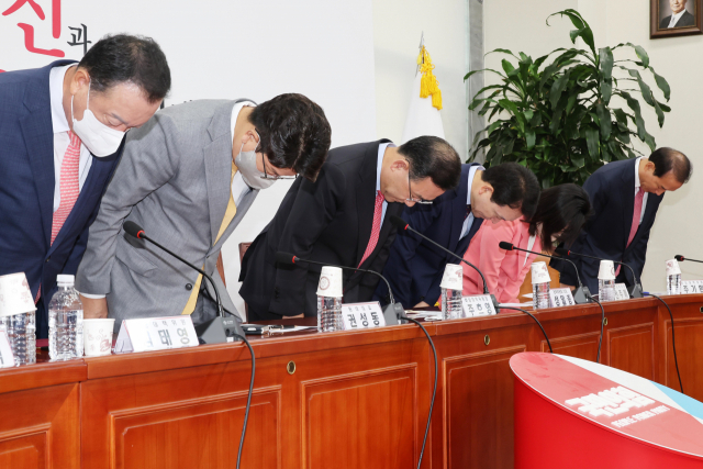 국민의힘 비상대책위원들이 18일 오전 국회에서 열린 첫 비대위 회의에서 당 갈등 등에 대해 고개 숙여 사과하고 있다. 김종호 기자 kimjh@