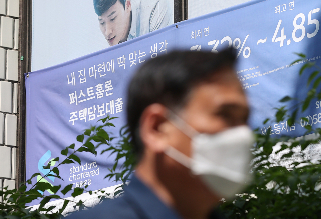 시중 은행이 신규 주택담보대출(주담대) 변동금리에 상승한 코픽스(COFIX·자금조달비용지수) 금리를 반영한 17일 오전 서울 시내 한 은행에 대출 관련 광고 안내문이 설치돼 있다. 전날 은행연합회에 따르면 은행권 주담대 변동금리의 기준이 되는 코픽스는 6월보다 0.52%포인트 오르며 신규 취급액 기준 코픽스가 발표되기 시작한 이래 가장 큰 상승 폭을 보였다. 연합뉴스