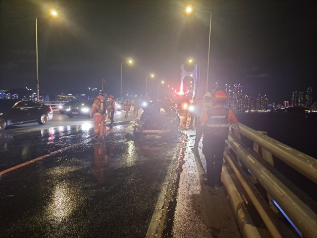 지난 19일 광안대교에서 전소된 차. 부산경찰청 제공