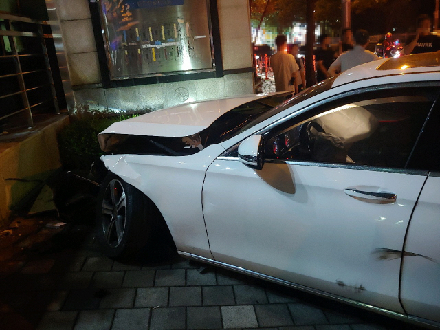 만취 운전자 벤츠 차량 사고