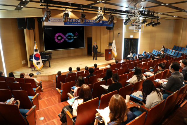 부산디지털대학교(총장 최원일)는 18일 개교 20주년 기념 감사 예배와 연수회를 실시했다.