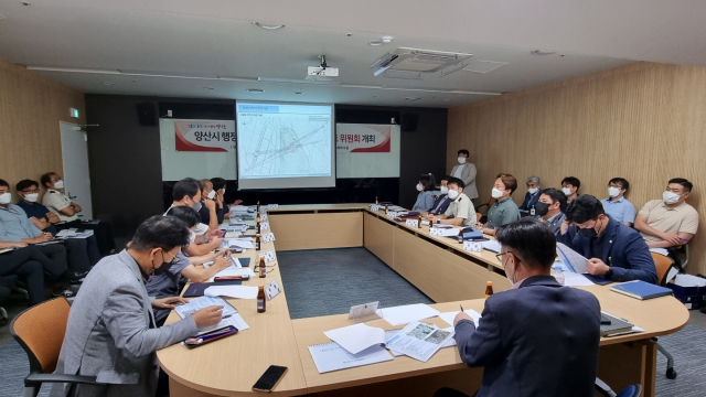 양산시는 18일 비즈니스센터 4층에서 ‘행정타운 조성사업 부지재검토 위원회’를 열어 현 명동 1004의 2일대 행정타운 예정지를 명동 1018일대로 변경했다. 양산시 제공