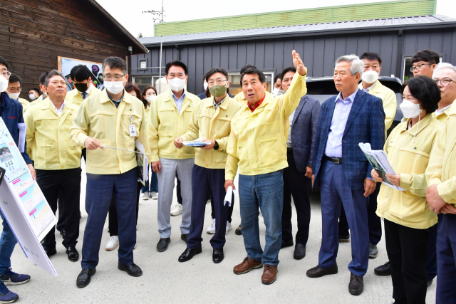 양산시 시장직 인수위원회가 지난 6월 명동 행정타운 조성 예정지를 찾아 담당공무원으로부터 설명을 듣고 있다. 양산시 제공