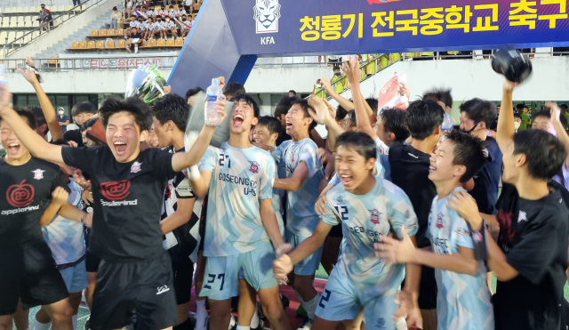 ‘고성FC U15’가 지난 17일 고성종합운동장에 열린 제59회 청룡기 전국중학교축구대회 저학년부(1~2학년) 결승에서 승부차기 끝에 보물섬남해스포츠클럽을 누르고 우승컵을 안았다. 우승이 확정된 순간 선수들이 환호하고 있다. 고성군 제공