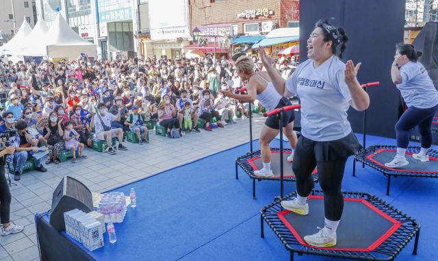 ‘제10회 부산국제코미디페스티벌’ 코미디 스트리트 행사에서 '점핑머신' 팀이 공연을 펼치고 있다.