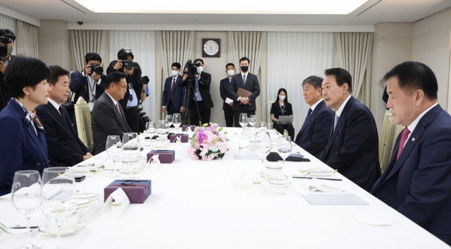 윤석열 대통령(오른쪽 두 번째)이 19일 서울 용산 대통령실 청사에서 열린 21대 국회 후반기 신임 국회의장단 초청 만찬에서 인사말을 하고 있다. 연합뉴스