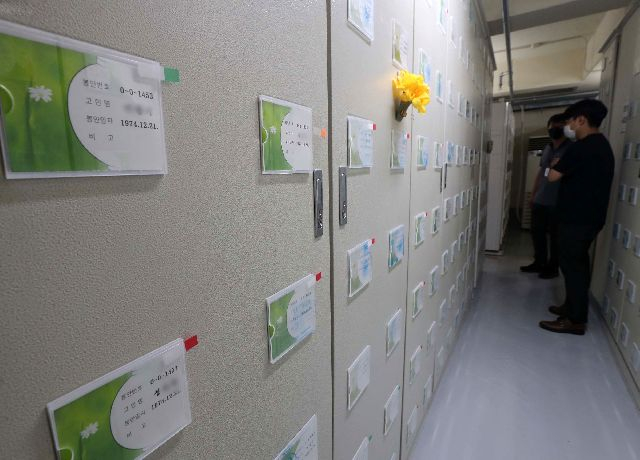 태평양전쟁 때 강제 동원된 피해자의 유골이 부산 금정구 영락공원 제2영락원 지하 무연고자 봉안실에 안치되어 있다. 부산일보DB