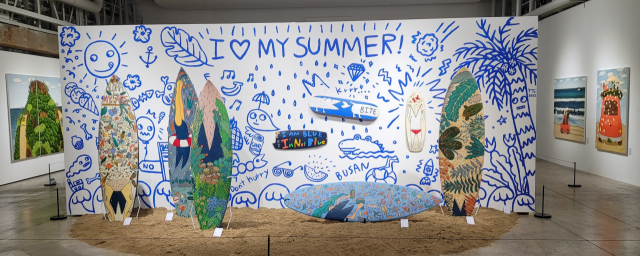 차푸름 작가는 삶에 존재하는 자신만의 파도를 작품으로 표현했다. 작품 양쪽으로 전영근 작가의 그림이 보인다. 오금아 기자