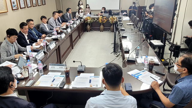 한국해양산업협회와 부산시는 18일 오후 부산 동구 부산일보사 회의실에서 한국과 중국의 해양 분야 전문가들이 참석한 가운데 ‘부산-닝보 해양 심포지엄’을 열었다. 강선배 기자 ksun@